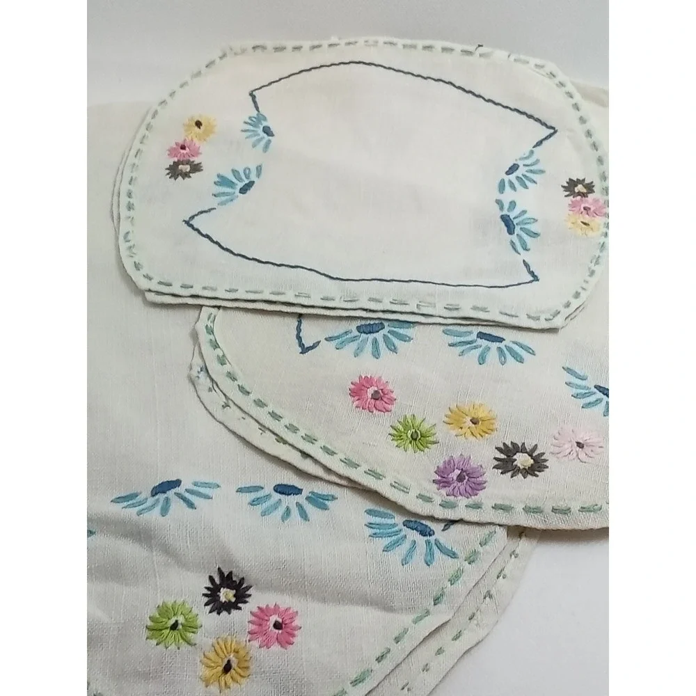 4 Vintage Needlepoint Doilies‎
